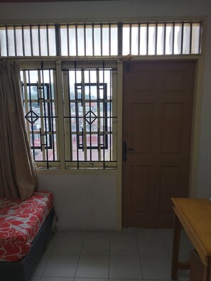 Espaço de trabalho para notebook, roupa de cama