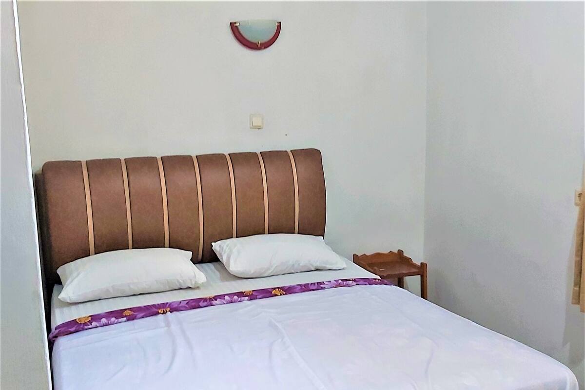 Standard Double Room | Laptop workspace, bed sheets
