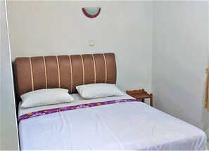 Quarto casal standard | Espaço de trabalho para notebook, roupa de cama