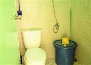 Shower, towels - Anargya Guest House (Malang)