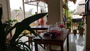 Outdoor dining - Banyu Urip Homestay (Kuta)