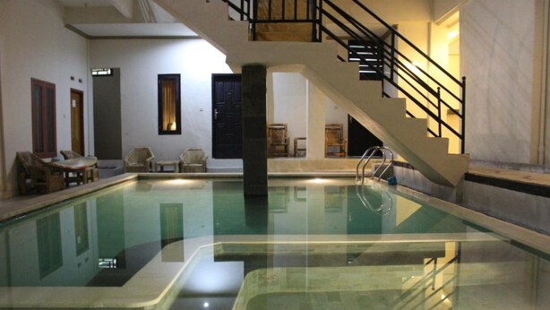 Outdoor pool - Banyu Urip Homestay (Kuta)