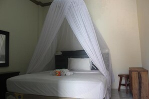 Standard Room | In-room safe, soundproofing, iron/ironing board, free WiFi - Banyu Urip Homestay (Kuta)