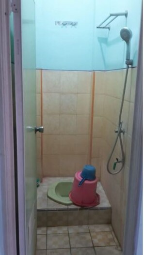 Standard Room | Bilik Mandi | Tab mandi, tuala disediakan 