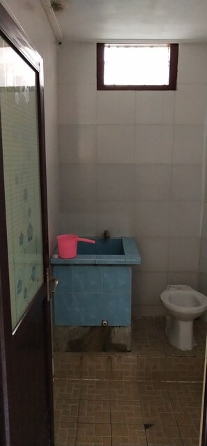 Shower, free toiletries, towels - Hotel Darmadi (Tuban)