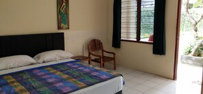 Ameublement personnalisé, bureau, draps fournis