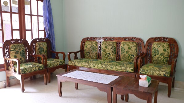 Lobby sitting area - Homestay Mbak Karti (Kalirejo)