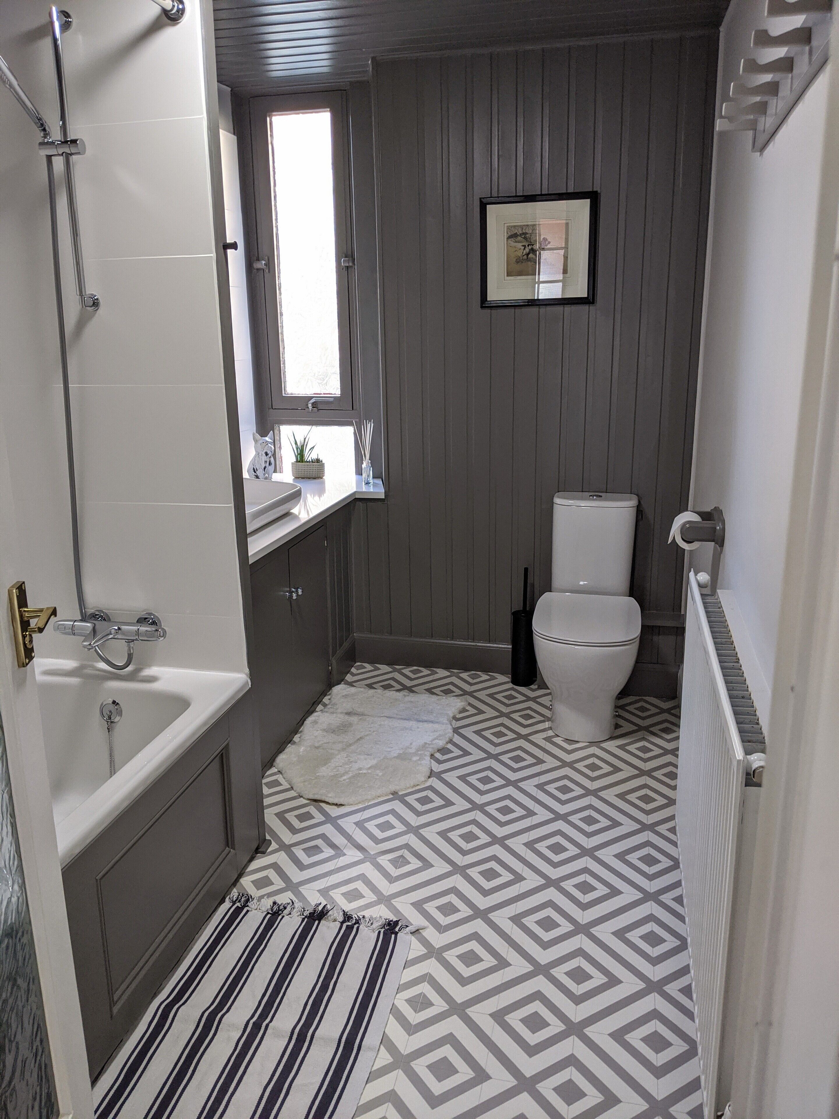 シャワー付き浴槽、ヘアドライヤー、タオル、石鹸