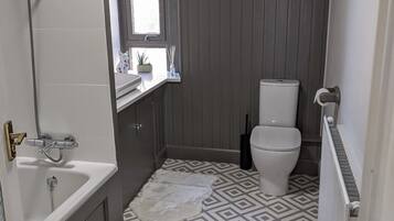 シャワー付き浴槽、ヘアドライヤー、タオル、石鹸