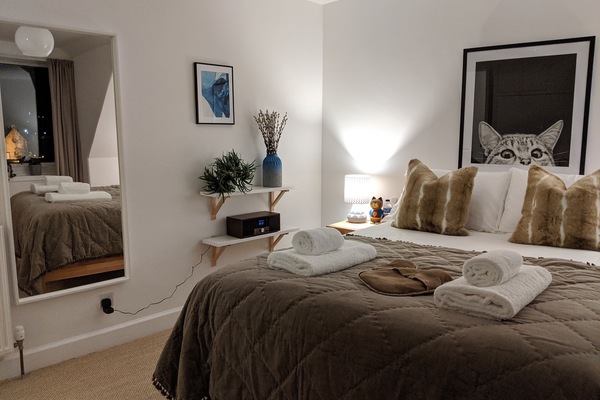 2 slaapkamers, een strijkplank/strijkijzer, reisbedje, gratis wifi