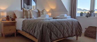 Hawick Central, cosy stylish flat with log burner.