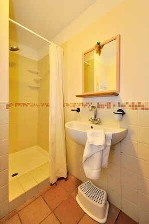 Double or Twin Room | Bathroom | Shower, free toiletries, hair dryer, bidet - Podere San Michele (San Vincenzo)