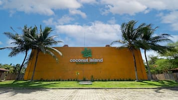 Vista frontal de la propiedad