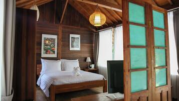 Escritorio, wifi gratis y ropa de cama