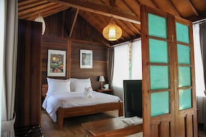 Desk, free WiFi, bed sheets - Avery Coconut Island Waterpark Resort (Labuhan)
