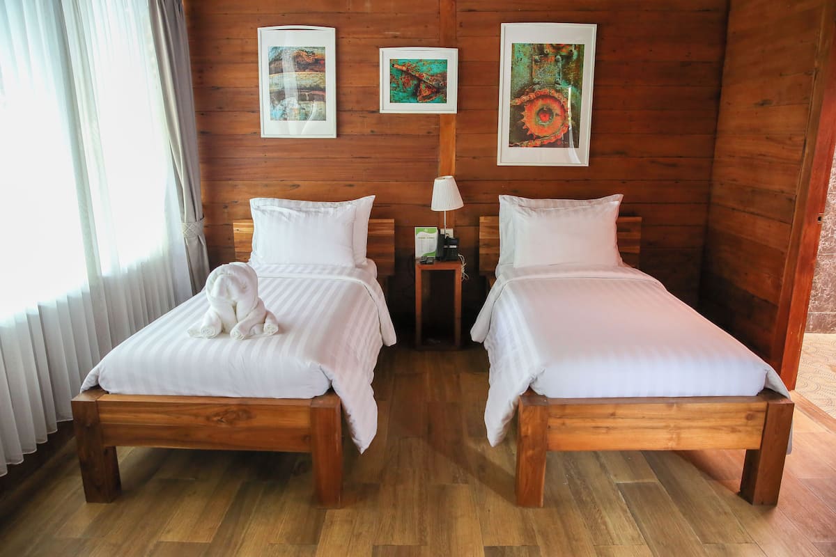 Deluxe Twin Room, Garden View | 1 bedroom, desk, free WiFi, bed sheets