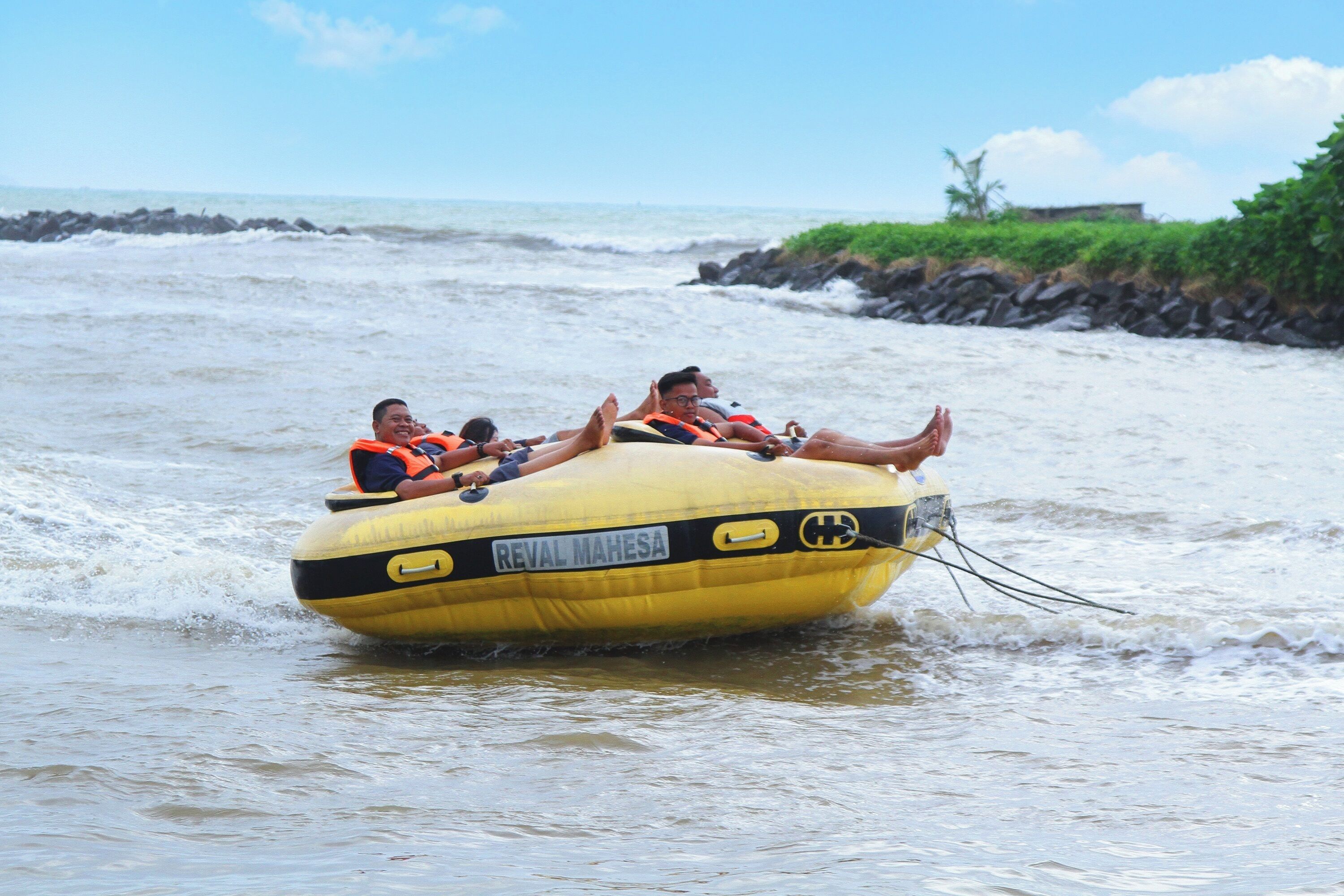 Una balsa amarilla con la inscripción 'REVAL MAHESA' flotando sobre el agua.