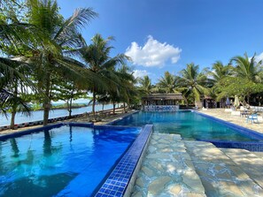 Outdoor pool - Avery Coconut Island Waterpark Resort (Labuhan)