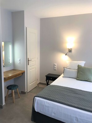 1 bedroom, iron/ironing board, WiFi, bed sheets - Second floor studio apartment with street view (Sète)