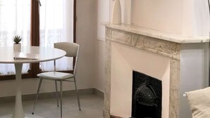 Interior - Second floor studio apartment with street view (Sète)