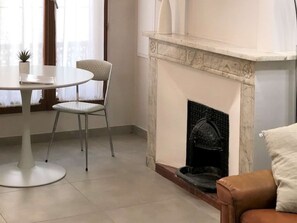 Interior - Second floor studio apartment with street view (Sète)