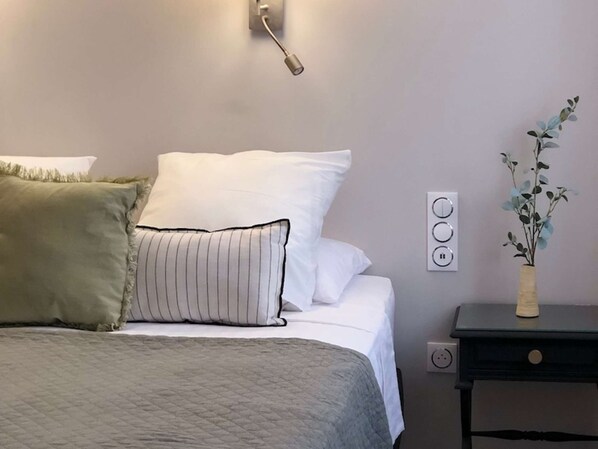 1 bedroom, iron/ironing board, WiFi, bed sheets - Second floor studio apartment with street view (Sète)