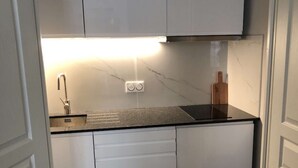 Coffee/tea maker, fridge, microwave, oven - Second floor studio apartment with street view (Sète)