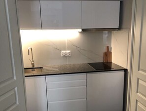 Fridge, microwave, oven, coffee/tea maker - Second floor studio apartment with street view (Sète)