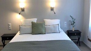1 bedroom, iron/ironing board, WiFi, bed sheets - Second floor studio apartment with street view (Sète)