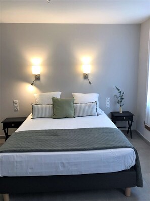 Iron/ironing board, WiFi, bed sheets - Second floor studio apartment with street view (Sète)