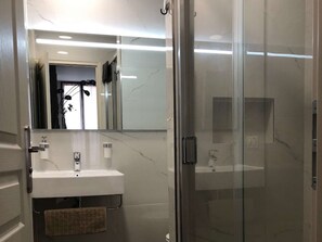 Shower, hair dryer, towels - Second floor studio apartment with street view (Sète)