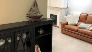 Interior - Second floor studio apartment with street view (Sète)