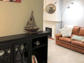 Interior - Second floor studio apartment with street view (Sète)