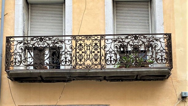 Exterior detail - Second floor studio apartment with street view (Sète)