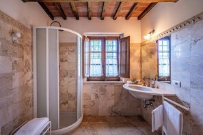 Douche, sèche-cheveux, bidet, serviettes fournies