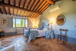 6 bedrooms, iron/ironing board, free WiFi, bed sheets