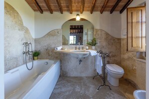 Bruser, hårtørrer, bidet, håndklæder