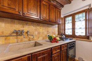 Micro-ondes, four, lave-vaisselle, cafetière/bouilloire