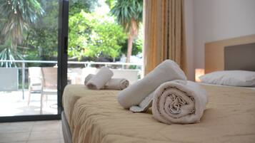 Cortinas blackout, wifi gratis y ropa de cama