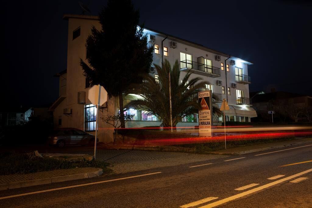 Façana frontal de l'allotjament (vespre/nit)