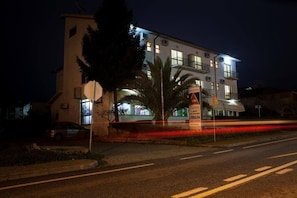 住宿正面 (夜晚)