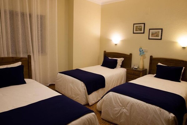 三人房, 3 張單人床 | 羽絨被、書桌、嬰兒床 (收費)、免費 Wi-Fi