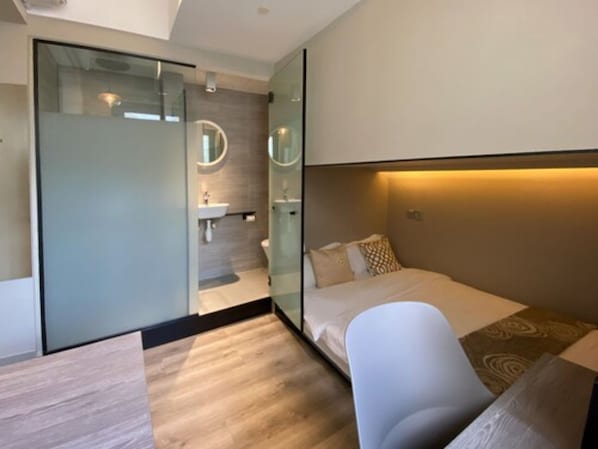 Double, Window, SHORT OVERNIGHT: 11:59PM-8AM | In-room safe, desk, soundproofing, iron/ironing board