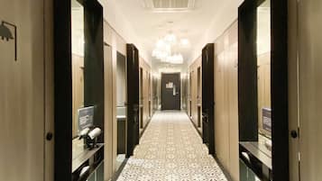 Shower, rainfall showerhead, free toiletries, hair dryer