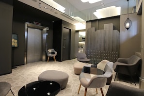 Coin salon dans le hall