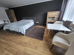 1 habitación, tabla de planchar con plancha y cuna de viaje 