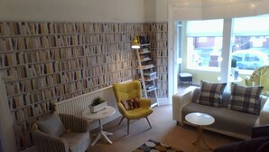 Coin salon dans le hall