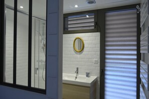Bathtub, hair dryer, toilet paper - 90 m from Morgat beach, fully renovated 3-bedroom house on quiet street  (Crozon)