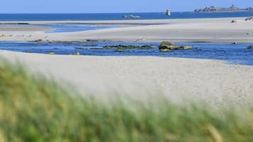 Una spiaggia nelle vicinanze, sabbia bianca