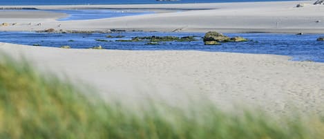 Ubicación cercana a la playa y arena blanca